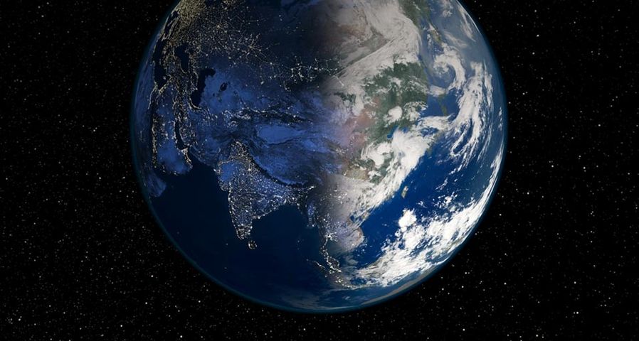 Satellitenbild der Erde, ausgerichtet auf Asien – Science Photo library/NASA/NOAA/SPL ©