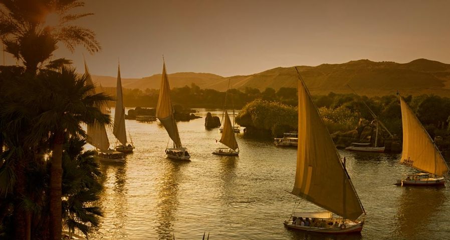 Kleine Segelschiffe auf dem Nil bei Assuan, Ägypten – SIME/eStock Photo ©