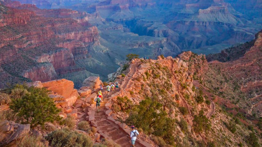 Läufer auf dem South Kaibab Trail am Rande des Grand Canyon, Arizona, USA 