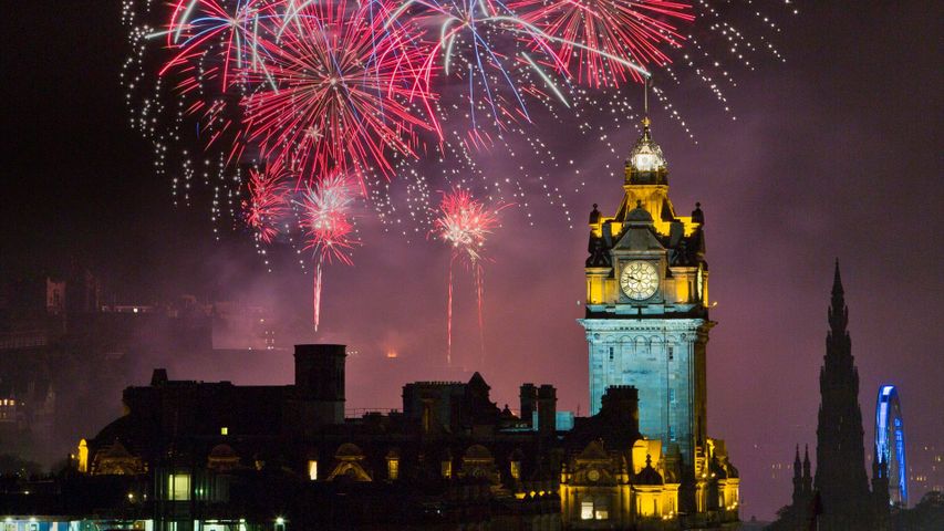 Feuerwerk über Edinburgh Castle während der Festival-Saison in Edinburgh 