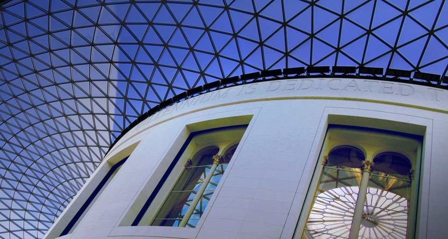 Eine Stahl-Glas-Konstruktion überdacht den Innenhof des Britischen Museums in London, England