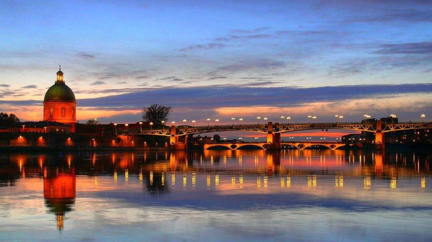 Sonnenuntergang über der Garonne in Toulouse, Frankreich