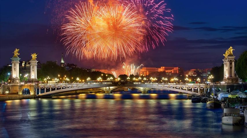Feuerwerk über der Pont Alexandre III in Paris, Frankreich