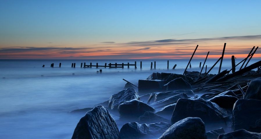 Abwehrbauten an der Küste von Happisburgh sollen das Wasser fernhalten, England – Tim Harris ©