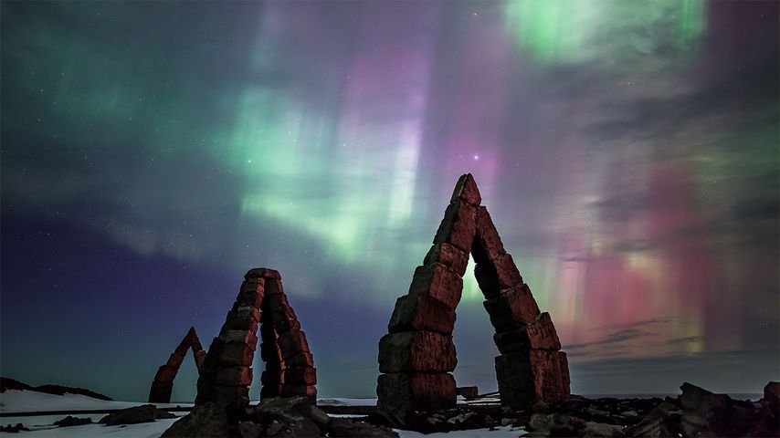 Polarlicht über dem Arctic Henge in Raufarhöfn, Island 