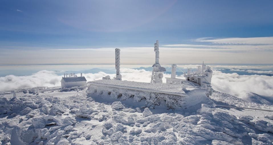 美国新罕布什尔州覆盖在冰雪下的华盛顿山天文台
