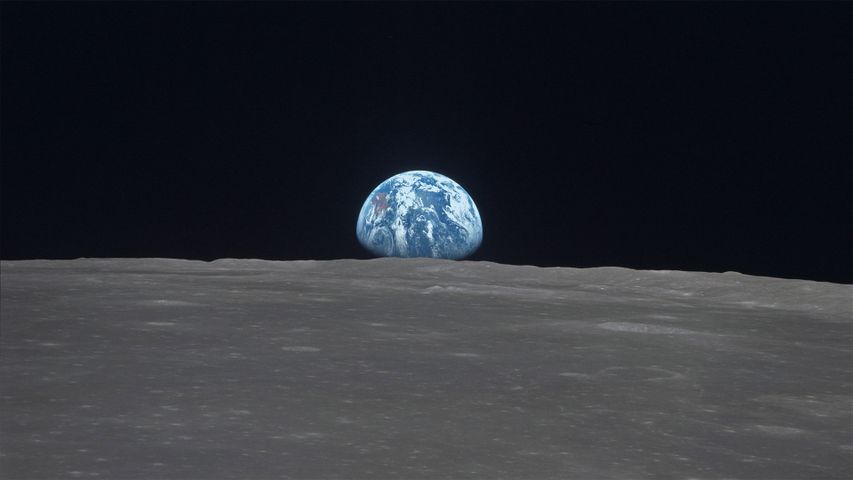 Erdaufgang über dem Mare Smythii auf dem Mond
