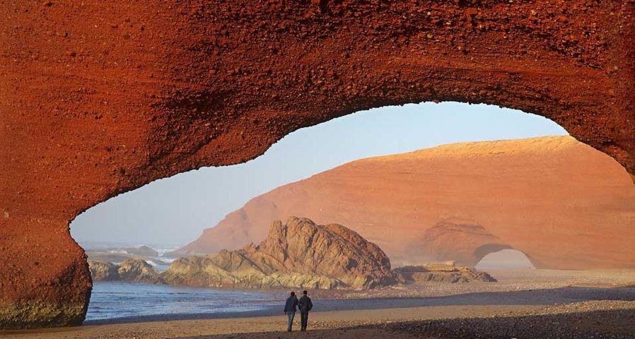 Rote Felsbögen am Strand von Legzira nahe der Küstenstadt Sidi Ifni in Marokko – SIME /eStock Photo ©