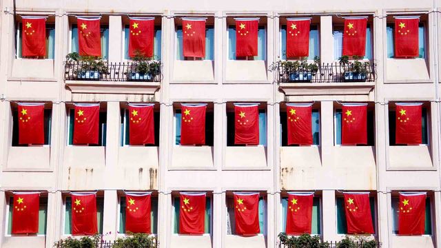 国庆节期间街道上飘扬的五星红旗，中国深圳 