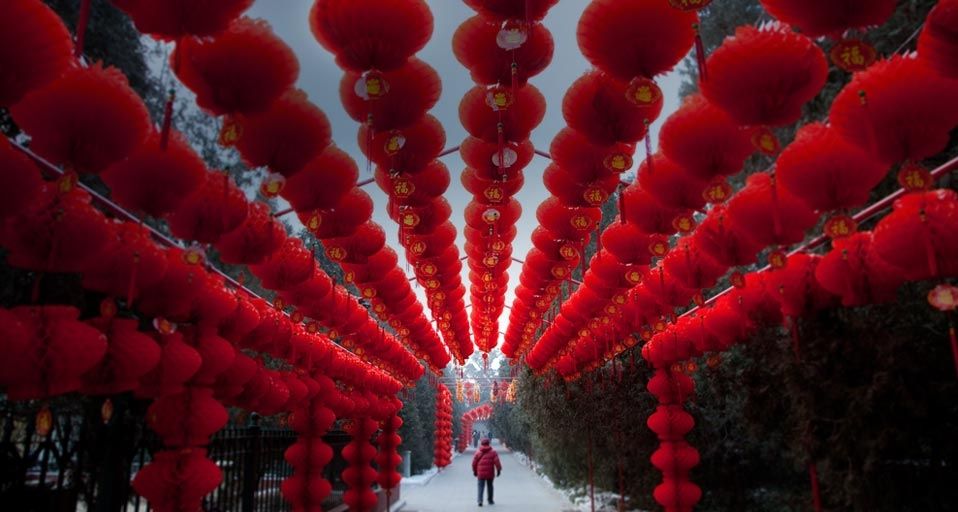 北京地坛公园在春节时布置的红灯笼