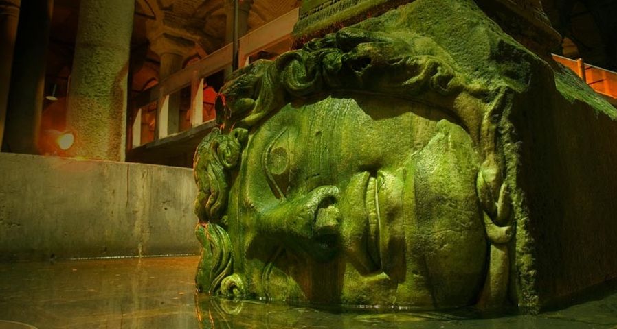Medusenhaupt dient als Säulenfuß in der Cisterna Basilica, Istanbul, Türkei – David Sutherland/Corbis ©