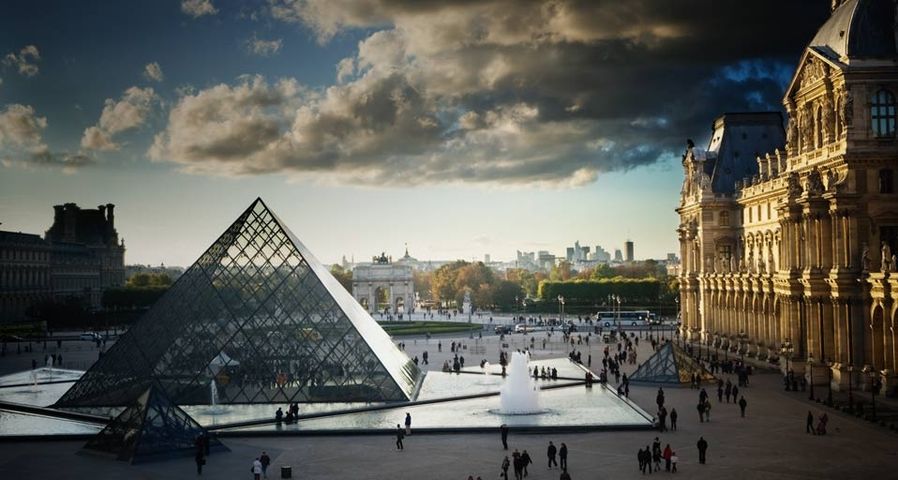 Blick in den Innenhof des Louvre samt berühmter Glaspyramide, Paris – Ron Koeberer/Aurora Photos ©