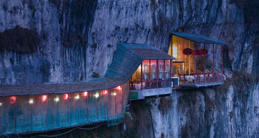 Ein Restaurant in der Nähe der Sanyou-Höhle über dem Jangtsekiang, Hubei, China – Walter Bibikow/Corbis ©