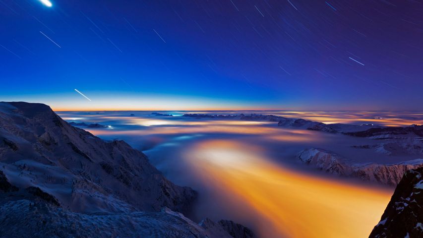Wolkenmeer im Chamonix-Tal, Region Auvergne-Rhône-Alpes, Frankreich 