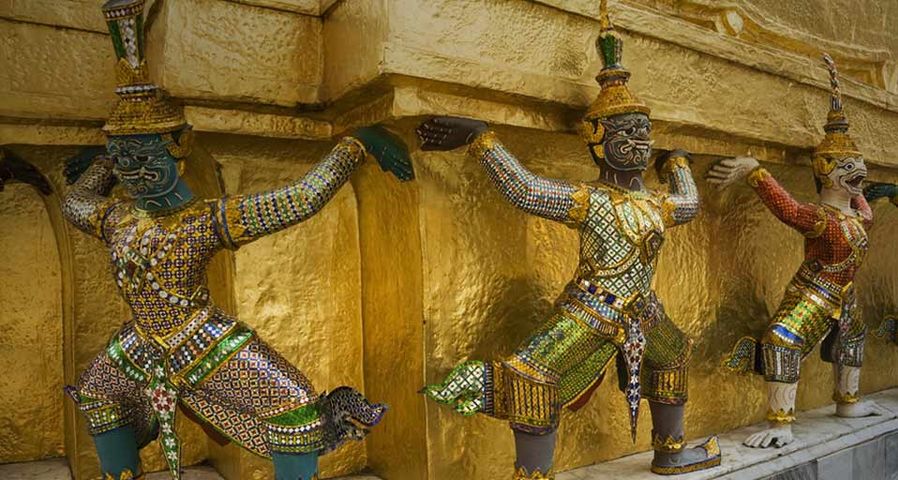 Mythische Figuren – Karyatiden genannt - bewachen die Goldene Chedi im Königspalast in Bangkok, Thailand