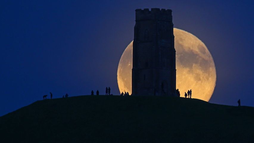 Mondaufgang am Glastonbury Tor, Grafschaft Somerset, England 