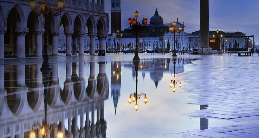 Säulen des Dogenpalastes auf dem Markusplatz in Venedig, Italien – Estock/eStock Photo ©