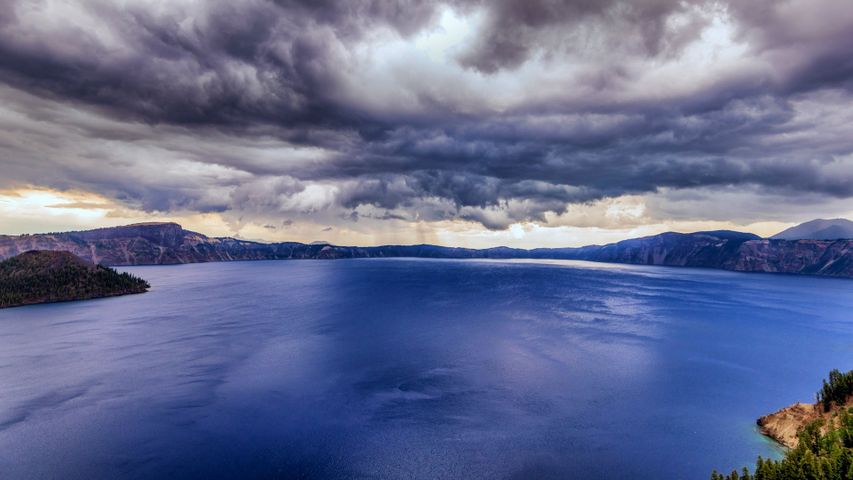 Gewitterwolken über dem Crater-Lake-Nationalpark, Oregon, USA 