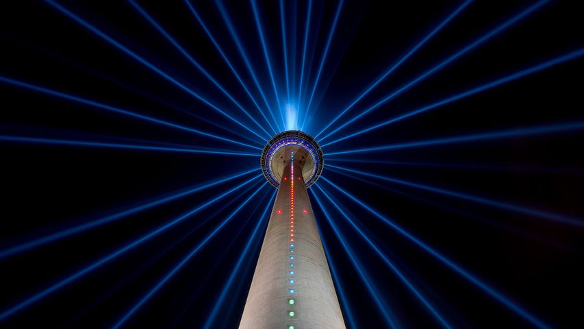 Rheinturm bei Nacht, Düsseldorf, Nordrhein-Westfalen, Deutschland 