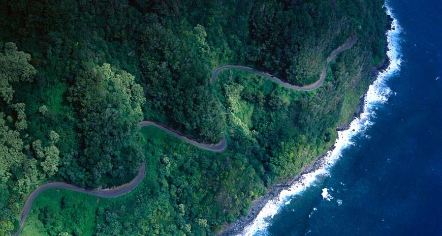 Der Hana Highway schlängelt sich an der Ostküste der Insel Maui entlang, Hawaii – Jean Miele/Corbis ©