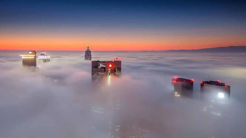 Nebelumhüllte Wolkenkratzer in Frankfurt am Main, Hessen, Deutschland
