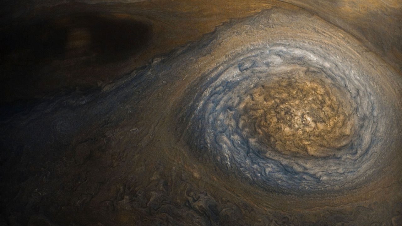 从朱诺号上观察到的木星风暴