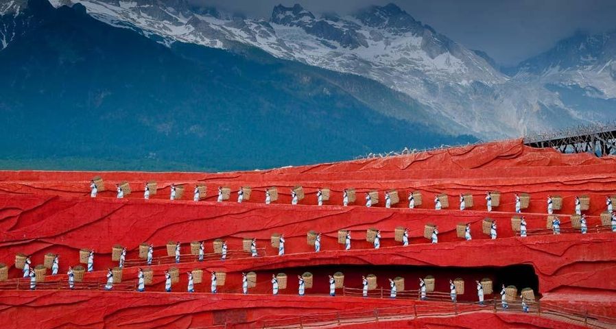 Volkstanzaufführung vor dem  Jadedrachen-Schneegebirge in Lijiang, Yunnan, China