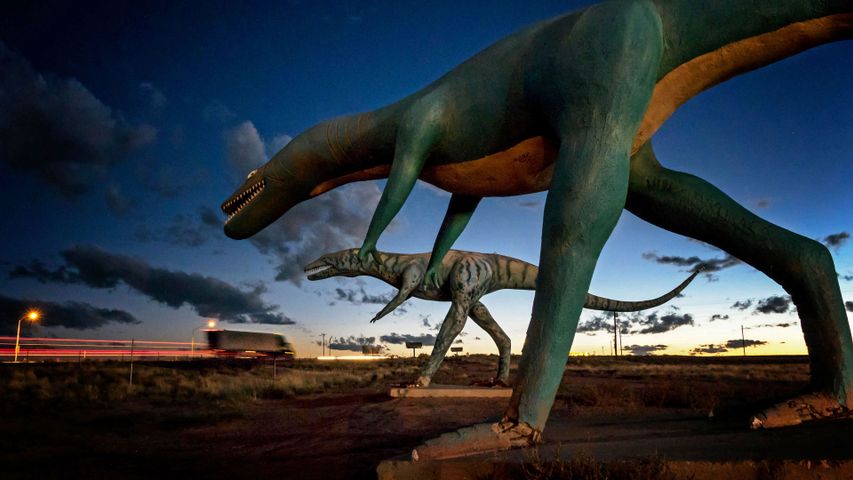 Beton-Dinosaurier an der Route 66 und Trucks auf der Interstate 40, Holbrook, Arizona, USA 