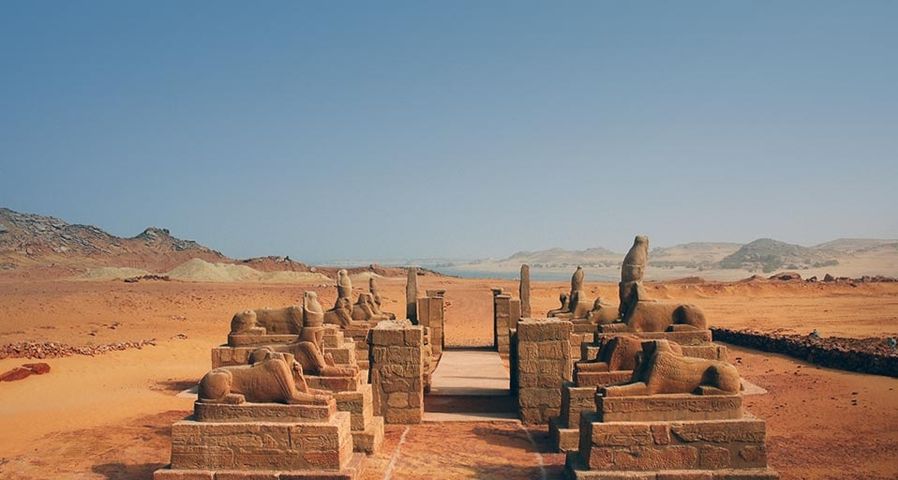 Teile der Tempelanlage Wadi es-Sebua am Nassersee in Nubien, Ägypten – Aldo Pavan/Corbis ©