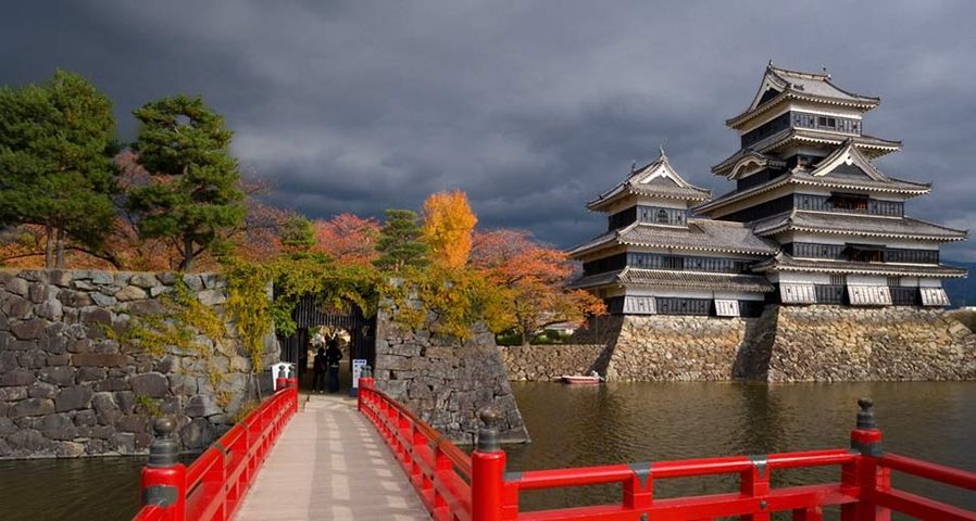 Schloss von Matsumoto auf der japanischen Hauptinsel Honshu – Gavin Hellier/JAI/Corbis ©