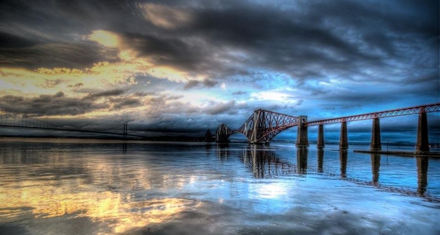 Die Forth Rail Bridge verbindet Edinburgh mit der Halbinsel Five, Schottland