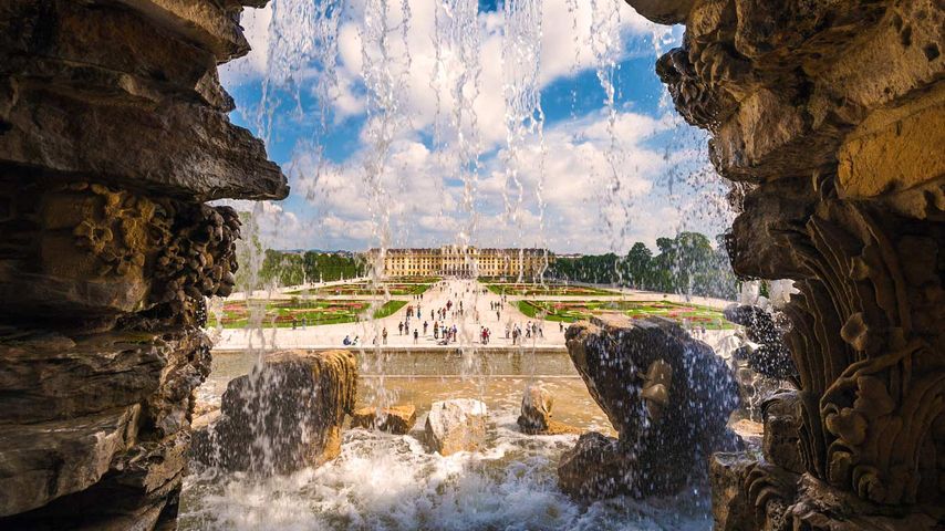 Schloss Schönbrunn, fotografiert durch den Neptunbrunnen, Wien, Österreich 