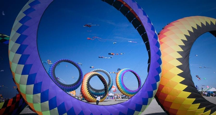 Circoflex-Drachen am Strand von Long Beach während des internationalen Drachen-Festivals, Washington – Danita Delimont/Getty Images ©