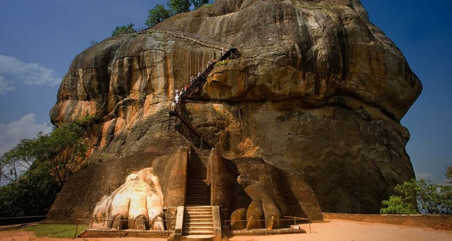 Überreste einer riesigen Löwenskulptur in der antiken Stadt Sigiriya, Sri Lanka – Jose Fuste Raga/Corbis ©