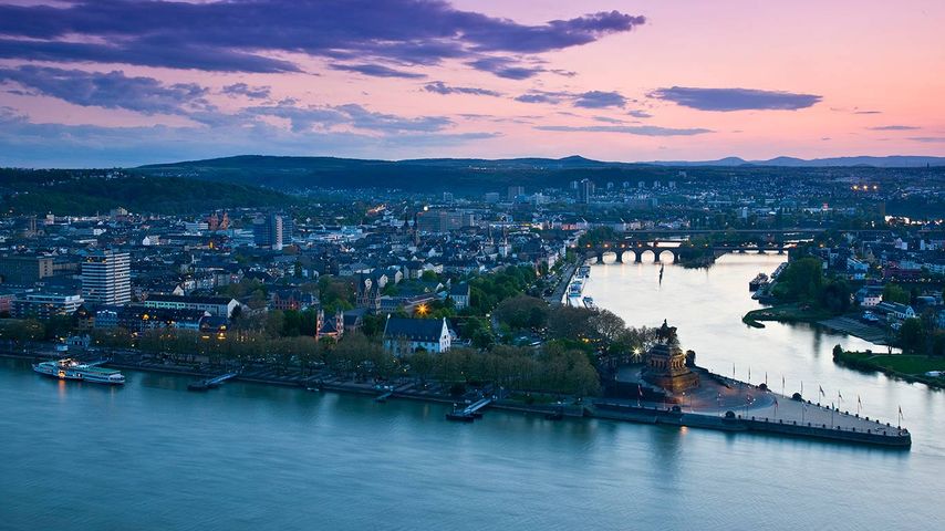 Blick von der Festung Ehrenbreitstein auf den Zusammenfluss von Rhein und Mosel am Deutschen Eck, Koblenz, Rheinland-Pfalz