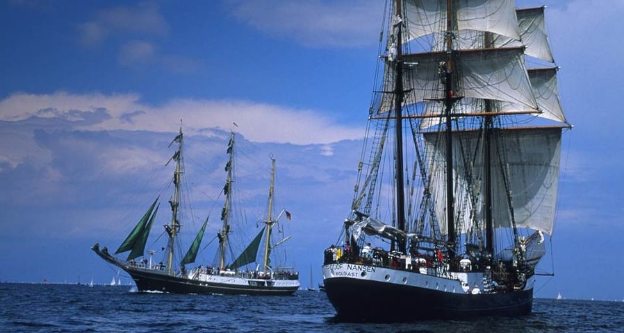 Zwei dreimastige Segelschiffe während der Kieler Woche – H & D Zielske/LOOK-foto/Photolibrary ©