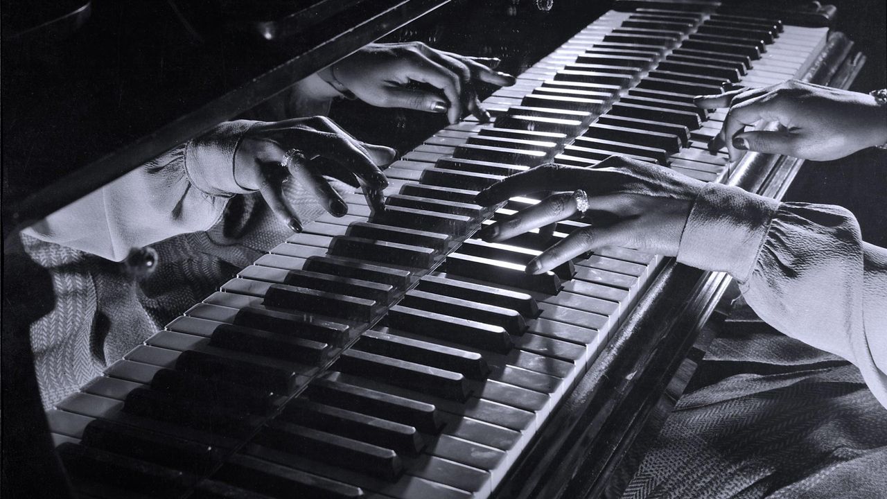 1943年在纽约举行的爵士即兴演出中爵士乐钢琴家玛丽·卢·威廉斯的手部特写 