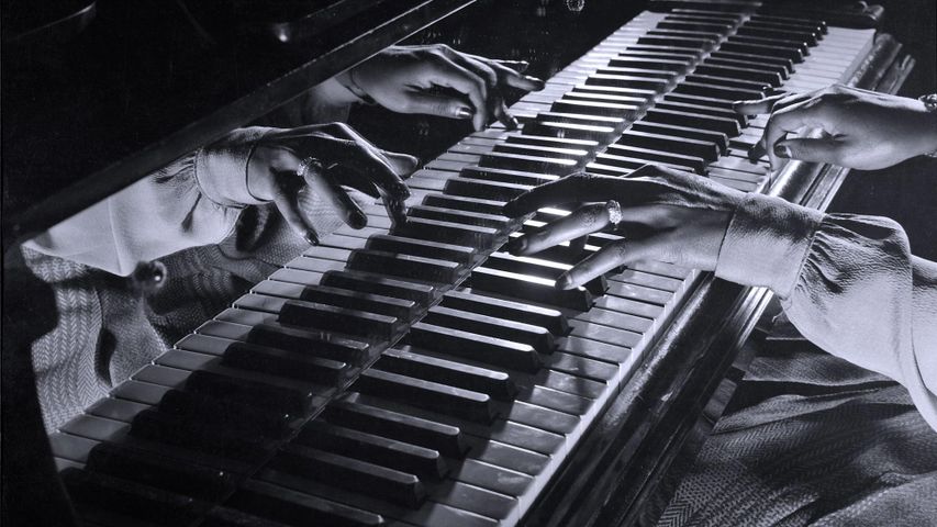 Nahaufnahme der Hände von Jazzpianistin Mary Lou Williams bei einer Jam-Session in New York City, 1943 