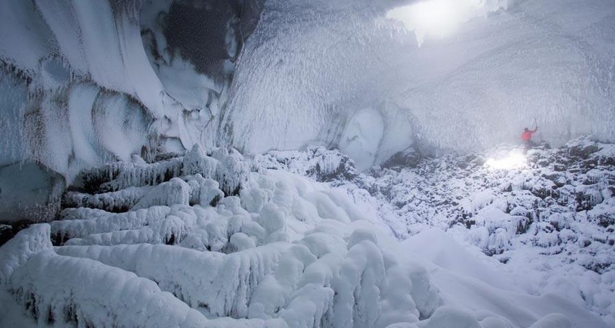 Eine Eishöhle auf der Nordseite des Mount Erebus, Rossinsel, Antarktis