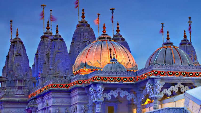 Der für das Lichterfest Diwali geschmückte BAPS Shri Swaminarayan Mandir (Neasden-Tempel) in, London, England