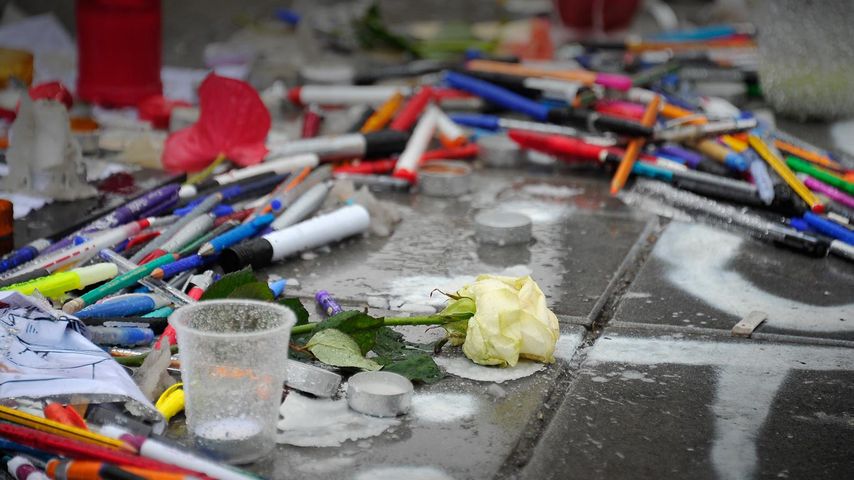Symbole der Trauer und Solidarität: Kerzen, Kugelschreiber und Blumen auf der Place de la Republique, Paris, Frankreich