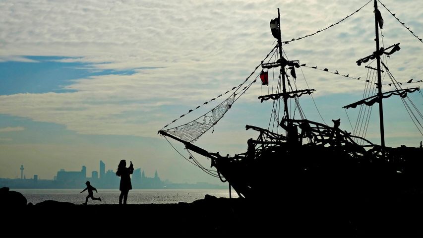Treibholz-Piratenschiff am Strand von New Brighton in der Nähe von Wallasey, England