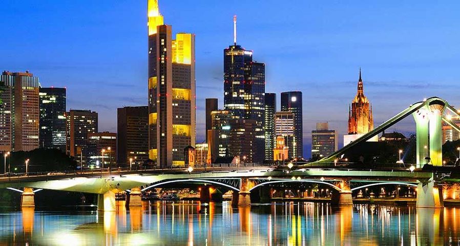 Deutschland, Hessen, Frankfurt am Main, Die Skyline der Stadt mit den Wolkenkratzern des Bankenviertels