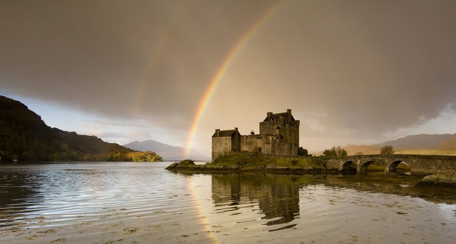 Ein doppelter Regenbogen über der Burg Eilean Donan Castle in der Nähe von Dornie, Schottland – SIME / eStock ©