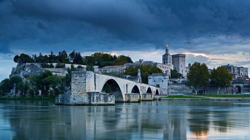 Pont Saint-Bénézet in der Abenddämmerung, Avignon, Frankreich 