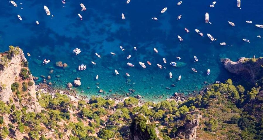 Boote im Tyrrhenischen Meer vor der Küste von Capri, Italien