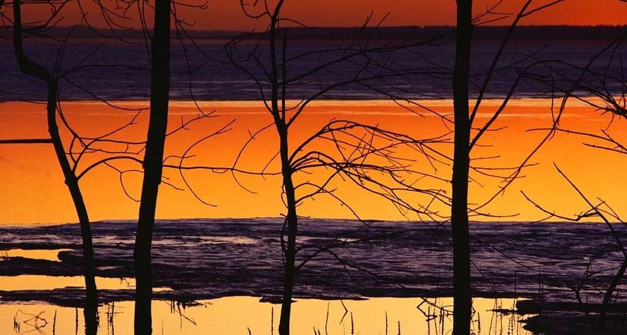 Reflektionen auf einem See bei Sonnenuntergang