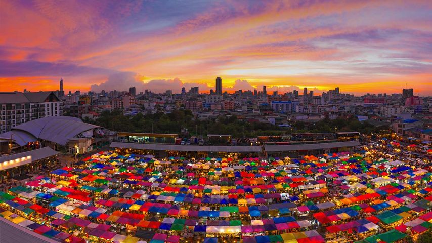 Nachtmarkt in Ratchada, Bangkok, Thailand 