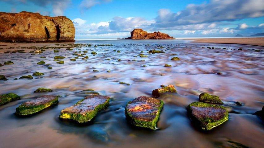 „Stepping Stones“ am Strand von Perranport, Cornwall, England