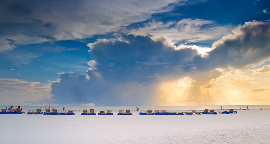 Liegestühle am Strand von St. Petersburg, Florida – SIME / eStock Photo ©